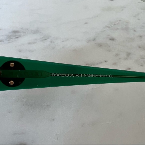 BVLGARI SUNGLASSES GREEN COLOR
GOLD CREST DETAIL ON THE SIDES main image 14